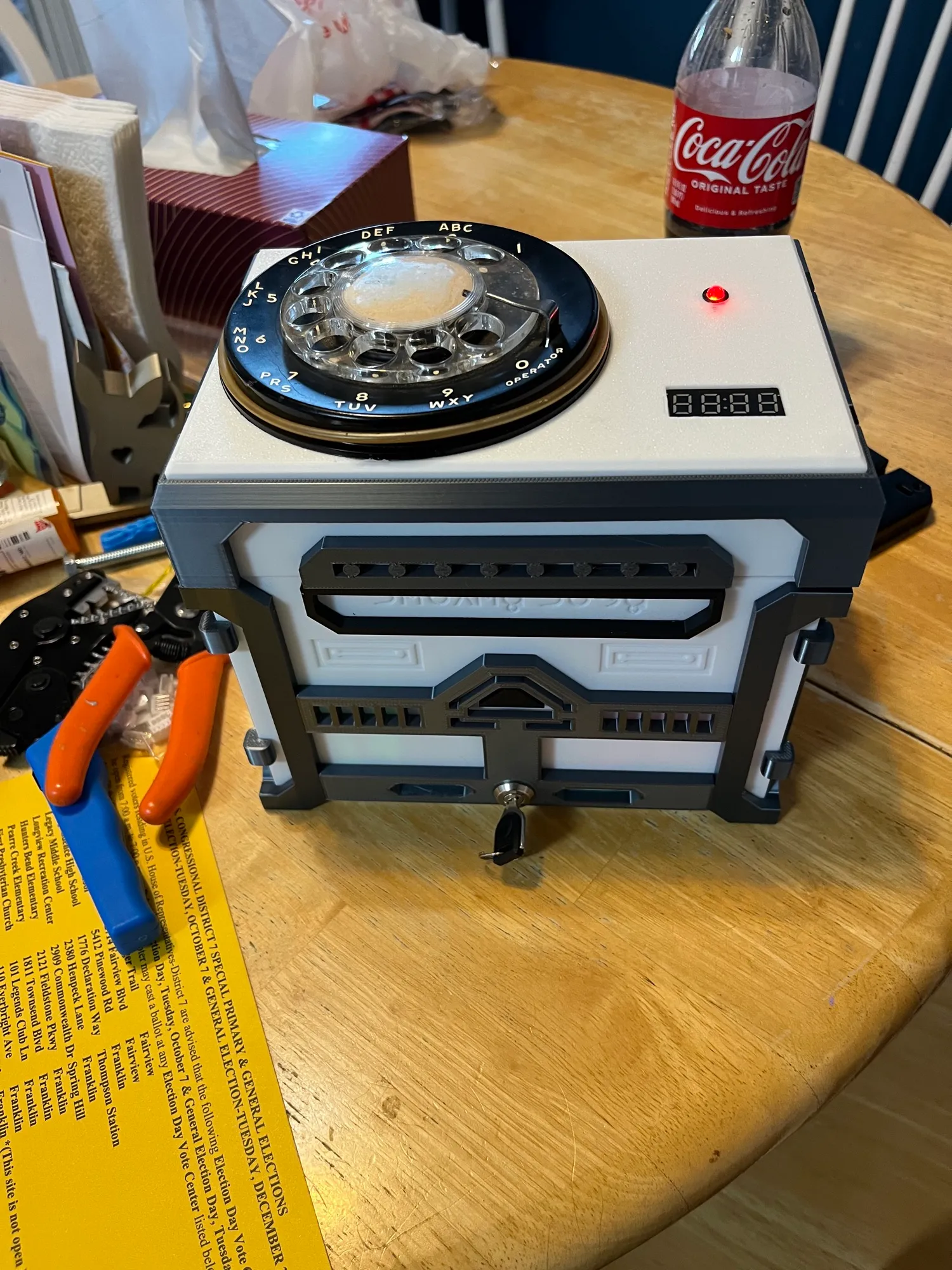 Overview of the rotary dial safe with the power off.
